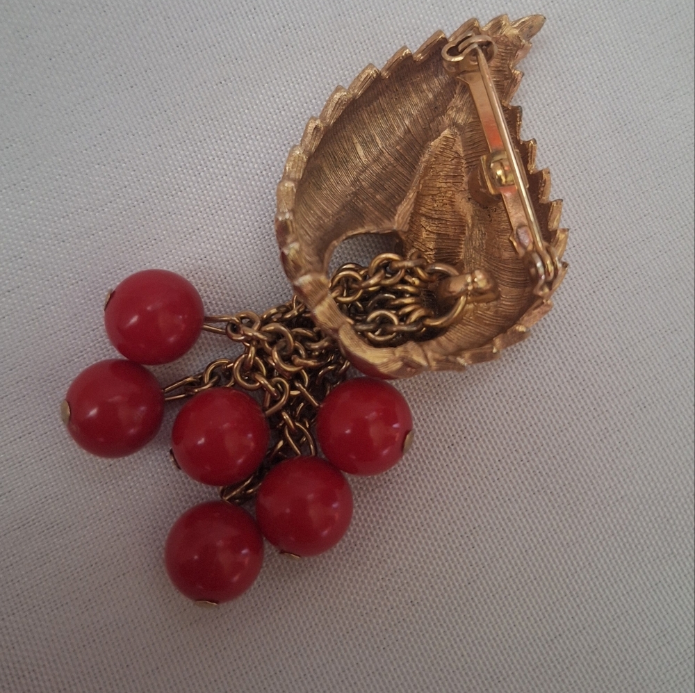 VTG Cha Cha Brushed Gold Leaf Red Beaded Brooch Pin with Chain Detail 70s Style - Picture 4 of 7